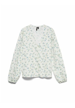Blouse blanche à manches longues avec motif floral bleu clair, encolure en V et devant boutonné avec détail volanté.