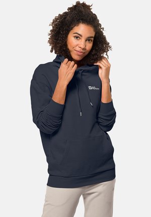 Marineblauwe hoodie van zachte stof, met een kangoeroezak, trekkoord capuchon en een klein logo op de borst.