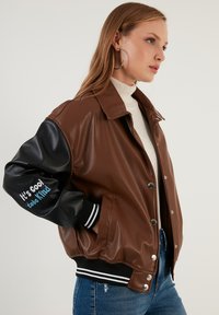 LELA LOOSE FIT - Imitatieleren jas - brown