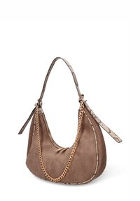 Borsa a mano in camoscio marrone con forma curva, tracolla a catena dorata e dettaglio in finta pelle di serpente sulla maniglia. Chiusura a zip sulla parte superiore.