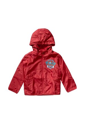 Rote Kinder-Regenjacke mit Kapuze, ausgestattet mit einem Frontreißverschluss, zwei Seitentaschen und einem Paw Patrol-Design auf der Brust.