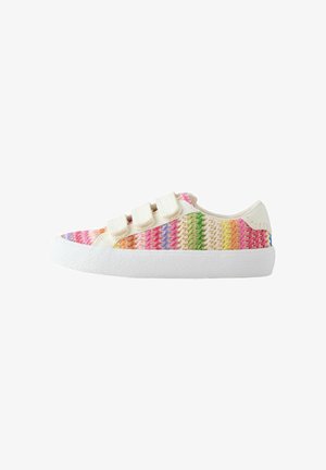 Weißer Sneaker mit Klettverschlüssen und mehrfarbigem, gewebtem Obermaterial in Pink, Orange, Lila, Grün und Gelb gestreift, flache weiße Sohle.