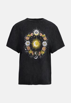 Schwarzes Grafik-T-Shirt mit einem himmlischen Design, das Sonne, Mond und Blumen zeigt. Weicher Stoff, entspannter Schnitt und runder Ausschnitt.