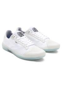 Zapatillas blancas con parte superior de malla y cuero, puntera texturizada y suela de goma translúcida de color azul claro. Presenta el logo en la lengüeta.