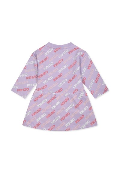 Robe violette à manches longues et ourlet circulaire, ornée de logos "KENZO" répétés en rouge, blanc et rose.