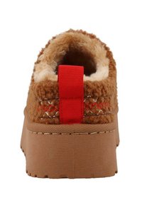 Bruine textuur slip-on schoen met een zachte binnenkant, rode trekband en een dikke tan buitenzool. Bevat decoratieve stiksels langs de rand.