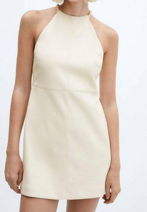 Halterjurk van beige leer, met een aansluitende pasvorm, een gladde textuur en subtiele stikdetails.