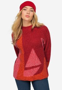Roter Strickpullover mit geometrischem Stoffmuster in verschiedenen Rottönen und Orange; runder Ausschnitt und lockere Passform.