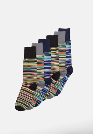 Conjunto de seis pares de meias com riscas variadas. As cores incluem preto, cinza, azul e padrões multicoloridos. Tecido em mistura de algodão.