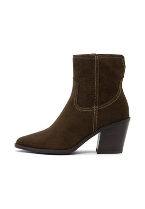 Stivaletto in suede marrone con punta affilata, cuciture decorative e tacco a blocco, mostrato in profilo laterale su sfondo bianco.
