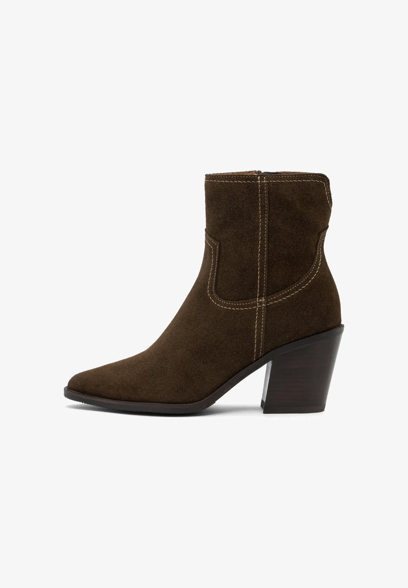 Botină din suede maro cu vârf ascuțit, cusături decorative și toc bloc, prezentată în profil lateral pe fundal alb.