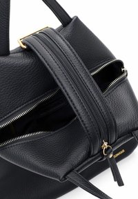 Mustast nahast käekott tekstuuriga pinnaga, mitme tõmblukuga taskuga ja kuldsete metalldetailidega. Tugevad sangad kandmiseks.