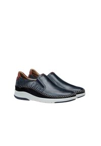 Zapatos de charol azul marino sin cordones con un diseño cosido, que cuentan con un panel texturizado negro y detalles marrones en el talón, la punta redonda y la suela acolchada.
