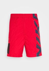 Shorts de bain rouges en tissu léger, avec un motif zigzag marine sur le côté et une poche en mesh noire. Taille élastique pour un meilleur ajustement.