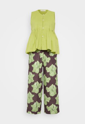 Desmond & Dempsey PLEATED CAMI - Yöasusetti - cocoa/lime