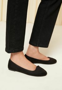 Friends Like These Ballerine - black suedette