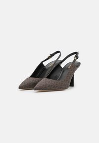 Talons slingbacks à motifs marron avec un bout pointu, des accents en cuir noir et un talon épais. Le tissu texturé apporte un intérêt visuel.