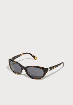 Schildpatt-Sonnenbrille mit einer eleganten Cat-Eye-Form, dunklen Gläsern und dekorativen Beschlägen an den Bügeln mit einem Logo.