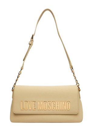 Sac à épaule beige avec sangle réglable et maillons de chaîne dorés, avec "LOVE MOSCHINO" embossé sur le rabat avant.