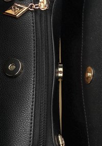 Borsa in finta pelle nera con hardware dorato, caratterizzata da una chiusura a zip e una chiusura a scatto magnetico. Fodera interna visibile attraverso lo spazio aperto.