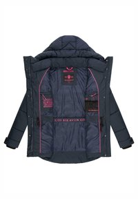 Marinblå puffjacka med huva, quiltad utsida, rosa inredningsdetaljer, flera innerfickor och en varumärkesetikett.