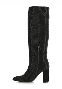 Zwarte kniehoog laars met een gestructureerde bovenkant, versierd met glanzende accenten, met een puntige neus en blokhak; zijrits voor gemakkelijke toegang.