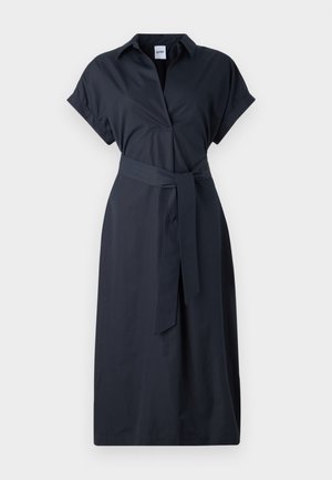 Tumši zils krekls kleita, izgatavota no gludas auduma, ar apkakli, īsām piedurknēm, priekšējo pogu aizdari un atbilstoša auduma jostu viduklī.