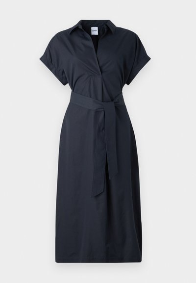 Tummansininen paita-asu, joka on valmistettu sileästä kankaasta. Siinä on kaulus, lyhyet hihat, etupainike ja vastaava kankainen vyö vyötäröllä.