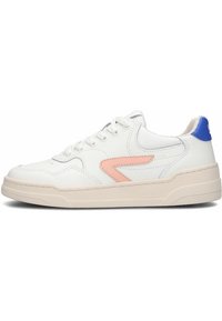 Bílé nízké tenisky s béžovou podrážkou, růžovým zigzagovým detailem na boku, modrým tahem na patě a bílými tkaničkami.