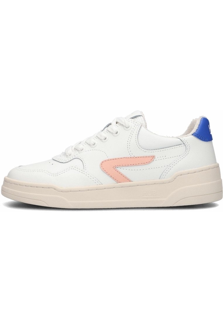 Bílé nízké tenisky s béžovou podrážkou, růžovým zigzagovým detailem na boku, modrým tahem na patě a bílými tkaničkami.