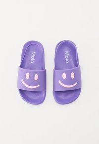 Lilla sandaler med glatt tekstur, et stort rosa smilefjes på en bred stropp, og "Molo" merkevare trykt i hvitt.