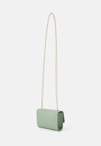 Borsa a tracolla in pelle sintetica verde con finitura texturizzata, forma rettangolare e tracolla in catena dorata. Chiusura a bottone sul frontale.