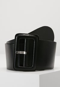 Cintura in pelle nera con un design largo, dotata di una fibbia rettangolare argentata e dettagli di cucitura visibili lungo i bordi.