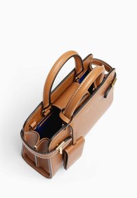 Sac à main en cuir marron texturé avec double anse supérieure, accents en métal doré, doublure intérieure bleue et étiquette en cuir détachable.