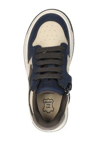 Leren sneaker in crèmekleurig en marineblauw, met een ronde neus, gestructureerd oppervlak, donkere veters, zijlogo en een rubberen zool.