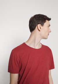 Selected Homme SLHMORGAN SS O-NECK TEE W NOOS - T-shirt básica - cowhide