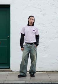 Rivvia Projects GLOBAL DISCOVERY - T-shirts med print - lavender