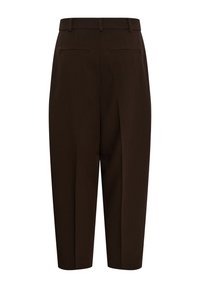 Pantalon court marron foncé avec passants pour ceinture, deux poches passepoilées à l'arrière et coupe droite, vu de dos.