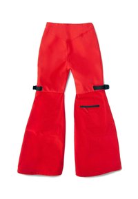 Pantaloni evazați roșii confecționați dintr-un material neted, cu bretele negre reglabile la tiv și un mic buzunar negru cu fermoar pe lateral.