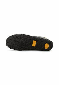 Schwarze Gummisohle mit einem strukturierten, sternförmigen Profil; hat ein orangefarbenes Etikett. Der obere Teil besteht aus grauem Material.