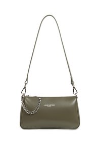 Borsa a mano verde oliva con un design elegante, caratterizzata da una lunga tracolla e un accento in catena argentata. Marchio visibile sul davanti.