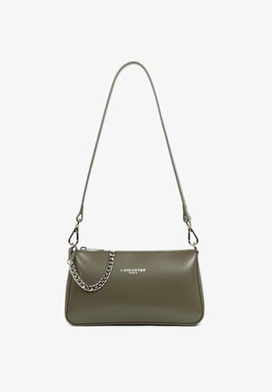 Sac à main vert olive au design épuré, doté une longue bandoulière et d'un accent en chaîne argentée. Marque visible sur le devant.