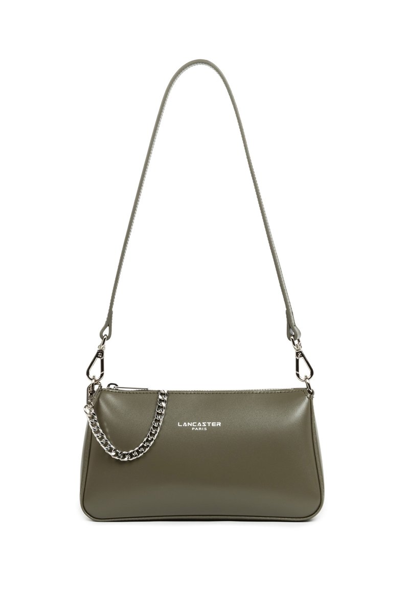 Borsa a mano verde oliva con un design elegante, caratterizzata da una lunga tracolla e un accento in catena argentata. Marchio visibile sul davanti.