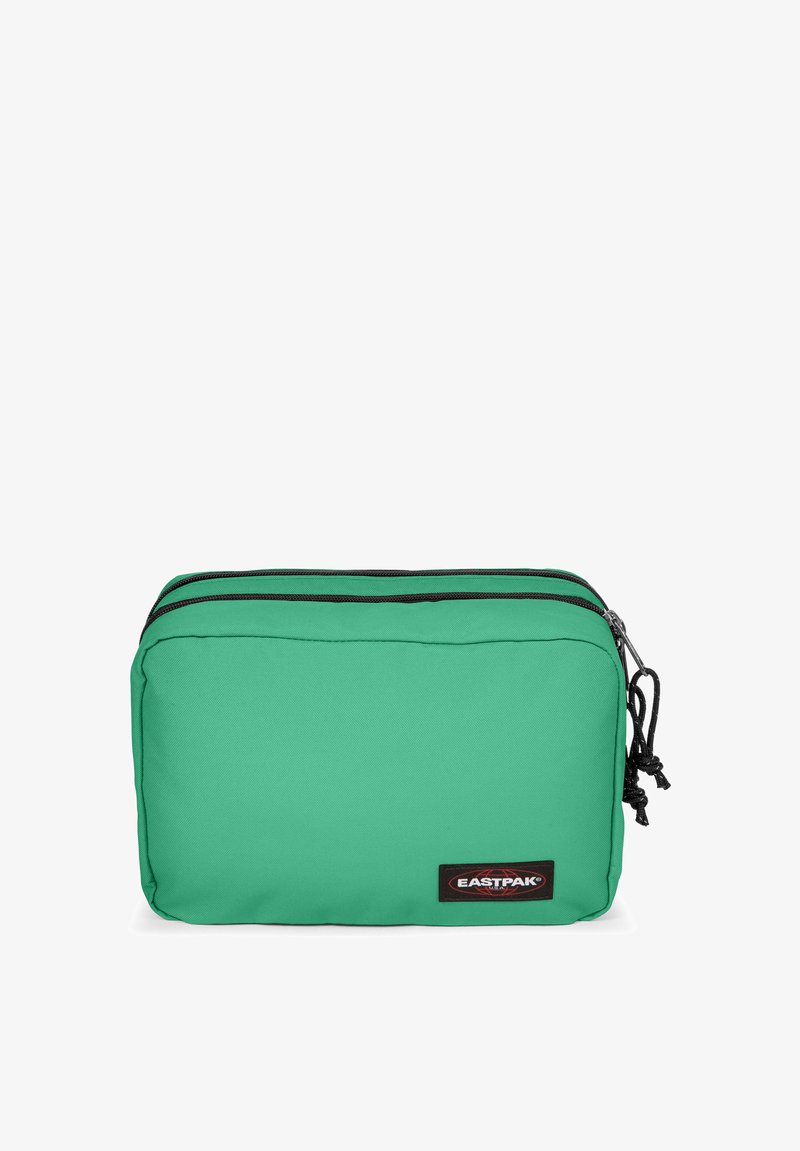 Zelená kosmetická taška z látky s dvojitými zipy, černými detaily a logem. Obdélníkový tvar s hladkým povrchem a šňůrkovými akcenty.