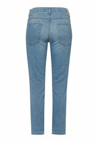 Jeans de mezclilla de color azul claro con un diseño ajustado, bolsillos traseros, costuras visibles y una cinturilla estándar, que destacan una textura suave.