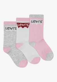 Tre paia di calzini: grigi con accenti rosa, bianchi con logo rosso e rosa chiaro. Ognuno ha polsini a costine e design del logo distintivo.