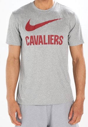 Camiseta de manga corta gris con el logo de Nike en rojo y el texto "CAVALIERS" en una fuente negrita en el pecho. Fabricada con un tejido suave y transpirable.