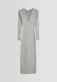 Langes, graues, geripptes Kleid mit tiefem V-Ausschnitt und horizontalen Ausschnitten. Das Design umfasst lange Ärmel und eine figurbetonte Silhouette.