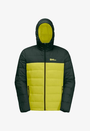 Giacca imbottita in verde scuro e giallo brillante. Presenta un cappuccio, chiusura con zip, due tasche laterali e un logo sulla parte superiore sinistra del petto.