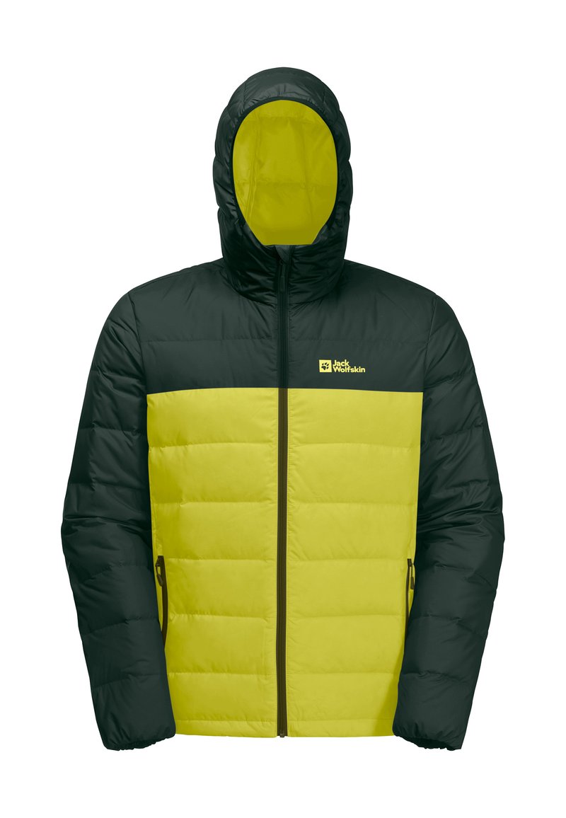 Giacca imbottita in verde scuro e giallo brillante. Presenta un cappuccio, chiusura con zip, due tasche laterali e un logo sulla parte superiore sinistra del petto.